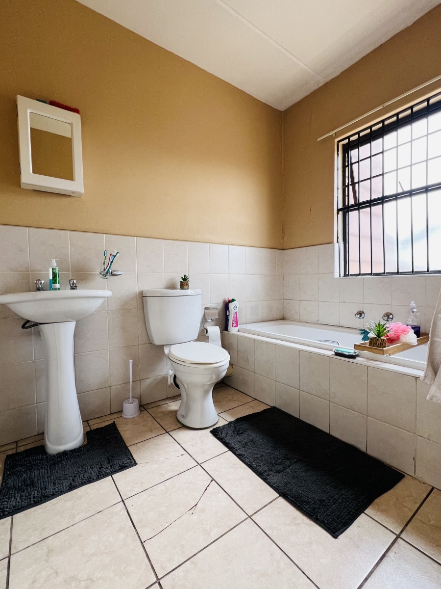 To Let 1 Bedroom Property for Rent in Honeydew Gauteng