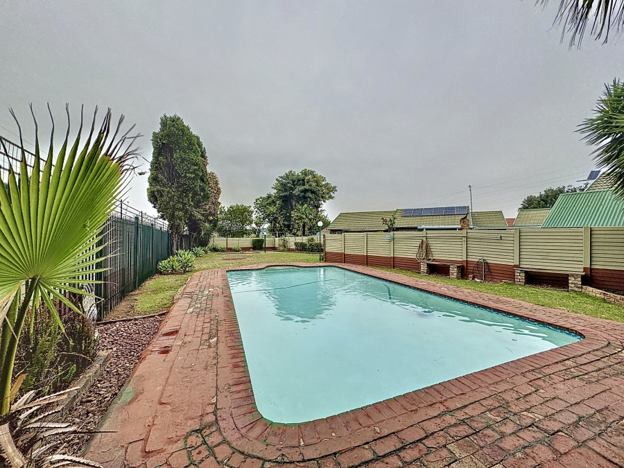 2 Bedroom Property for Sale in Erasmuskloof Gauteng