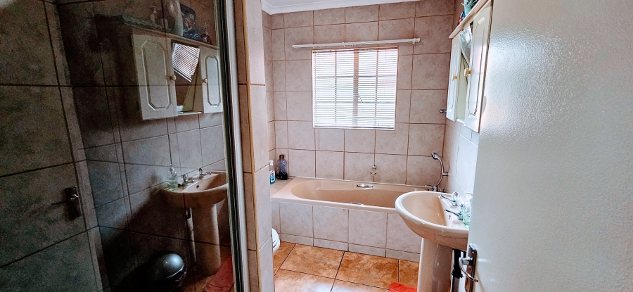 3 Bedroom Property for Sale in Three Rivers Proper Gauteng