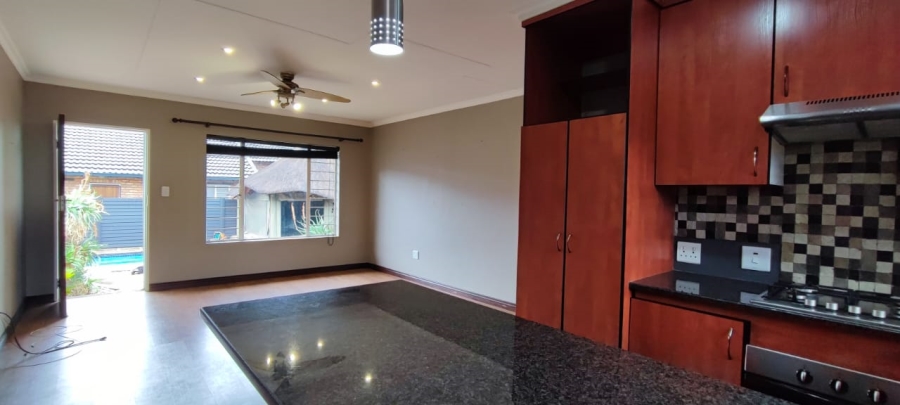 2 Bedroom Property for Sale in Rooihuiskraal North Gauteng