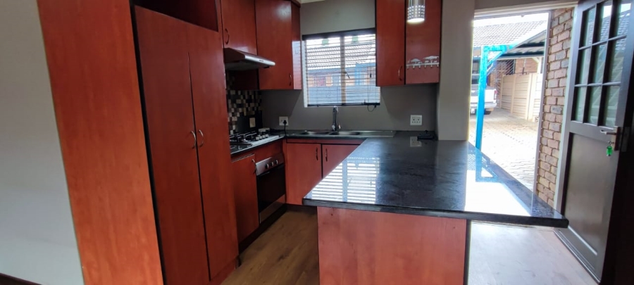 2 Bedroom Property for Sale in Rooihuiskraal North Gauteng