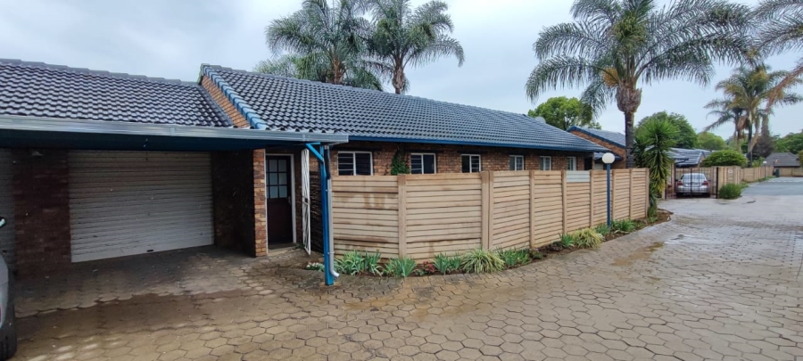 2 Bedroom Property for Sale in Rooihuiskraal North Gauteng