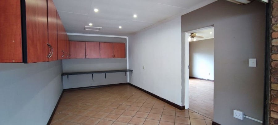 2 Bedroom Property for Sale in Rooihuiskraal North Gauteng