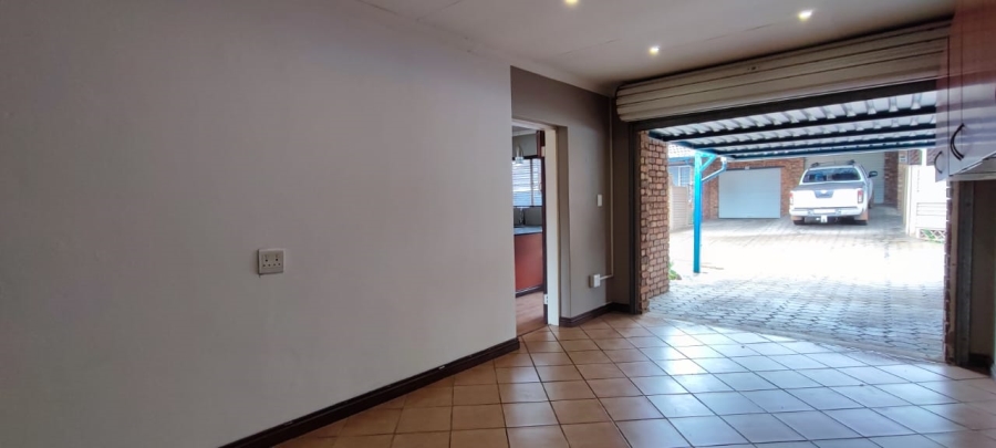 2 Bedroom Property for Sale in Rooihuiskraal North Gauteng