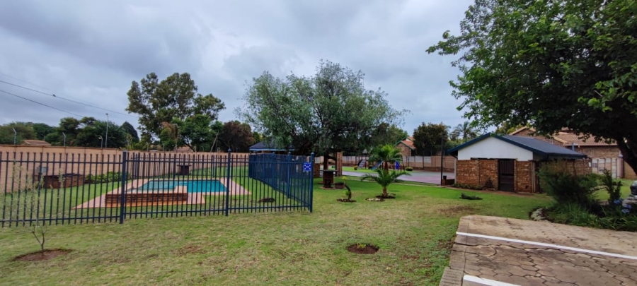 2 Bedroom Property for Sale in Rooihuiskraal North Gauteng