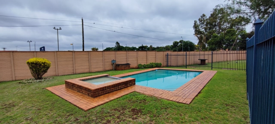 2 Bedroom Property for Sale in Rooihuiskraal North Gauteng