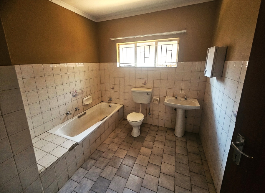 6 Bedroom Property for Sale in The Orchards Gauteng