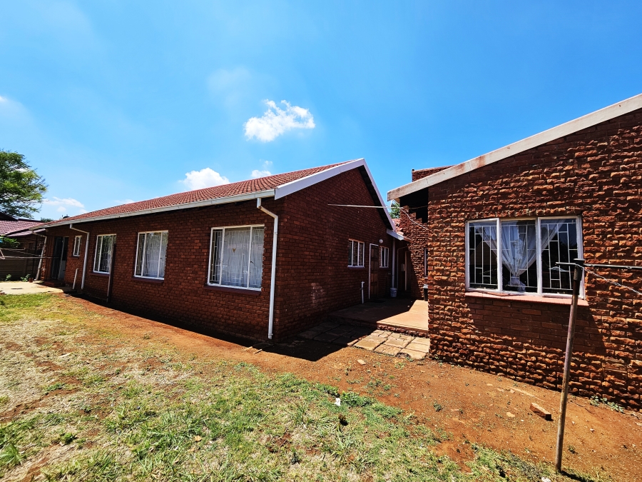 6 Bedroom Property for Sale in The Orchards Gauteng