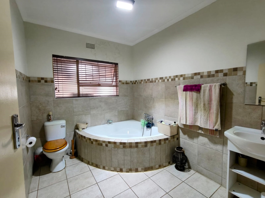 4 Bedroom Property for Sale in Annlin Gauteng