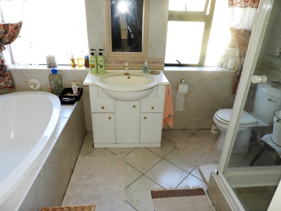 4 Bedroom Property for Sale in Three Rivers Proper Gauteng