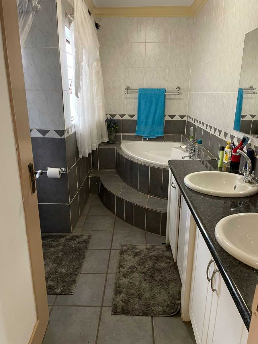 5 Bedroom Property for Sale in Kenmare Gauteng