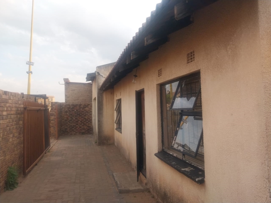 2 Bedroom Property for Sale in Ililiba Gauteng