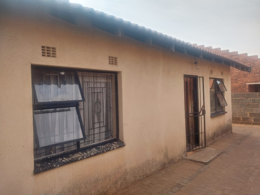 2 Bedroom Property for Sale in Ililiba Gauteng