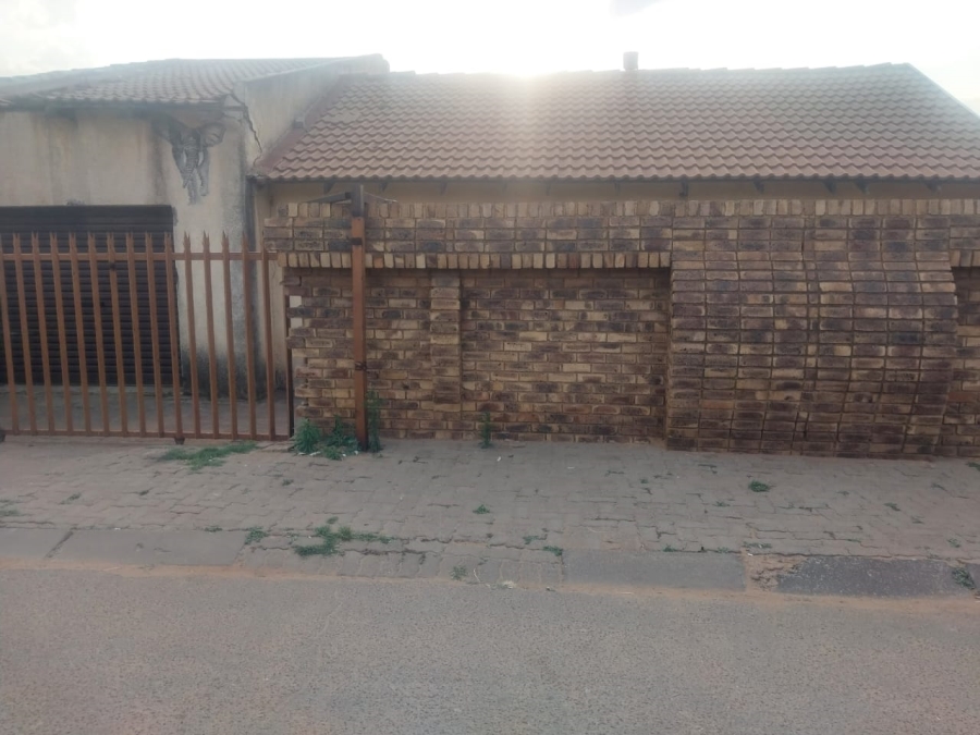 2 Bedroom Property for Sale in Ililiba Gauteng