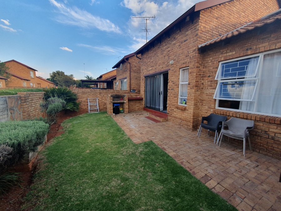 To Let 2 Bedroom Property for Rent in Sugar Bush Estate Gauteng