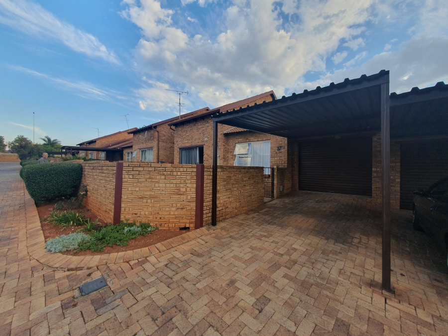 To Let 2 Bedroom Property for Rent in Sugar Bush Estate Gauteng