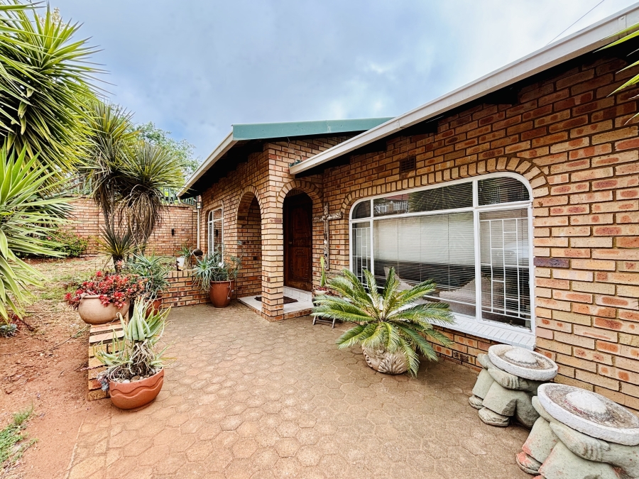 To Let 4 Bedroom Property for Rent in Helderkruin Gauteng