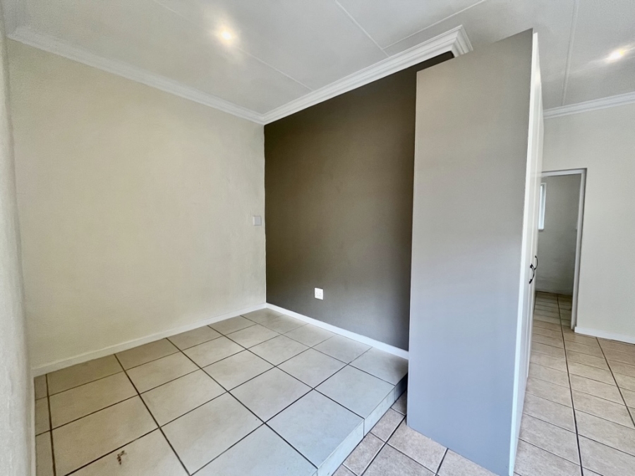 To Let 1 Bedroom Property for Rent in Linden Gauteng