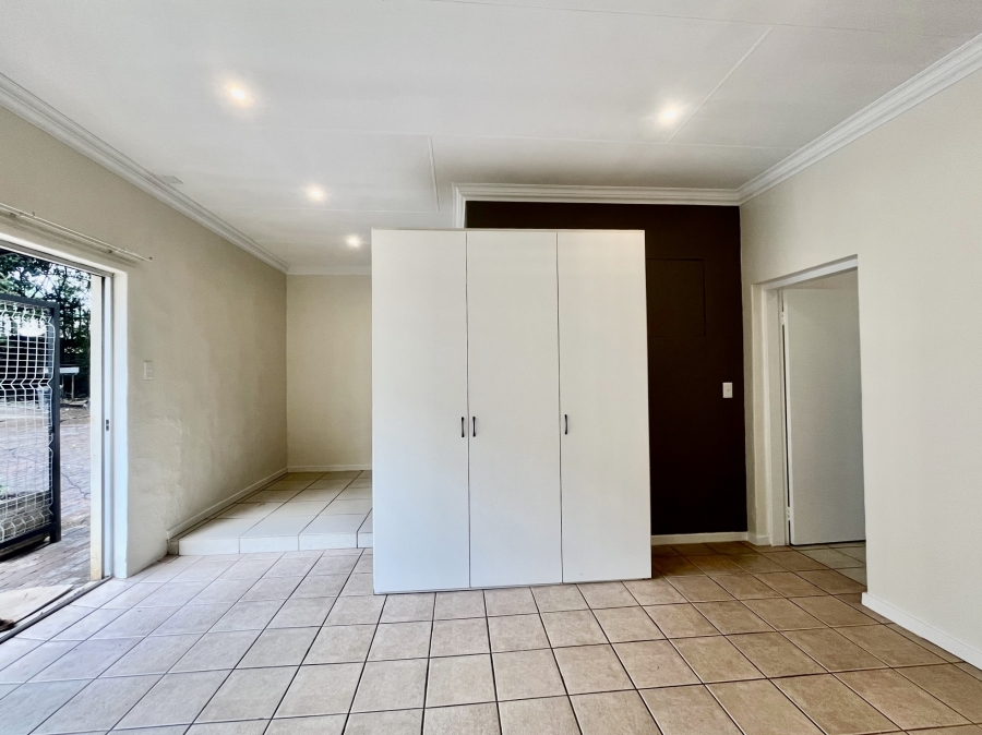 To Let 1 Bedroom Property for Rent in Linden Gauteng