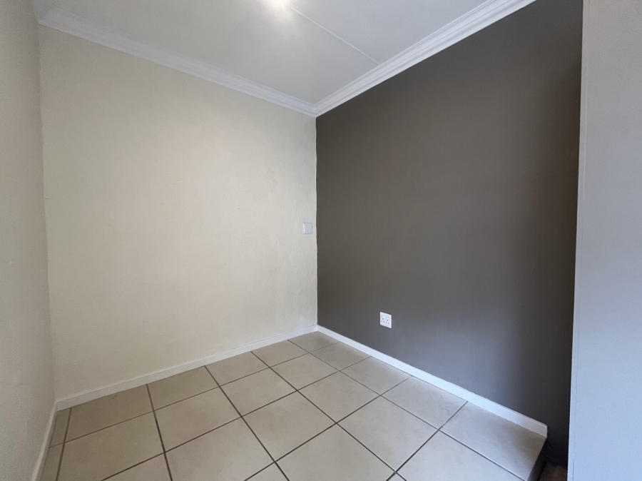 To Let 1 Bedroom Property for Rent in Linden Gauteng