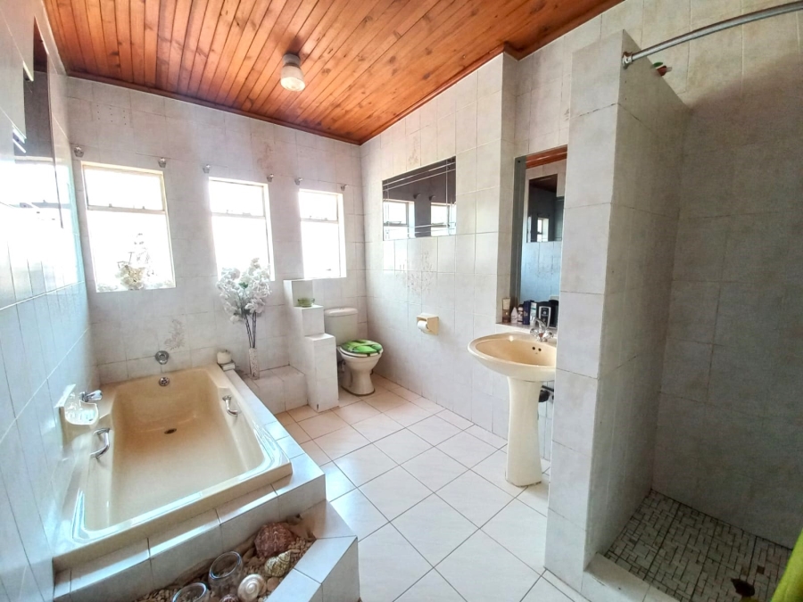 4 Bedroom Property for Sale in Kenleaf Gauteng