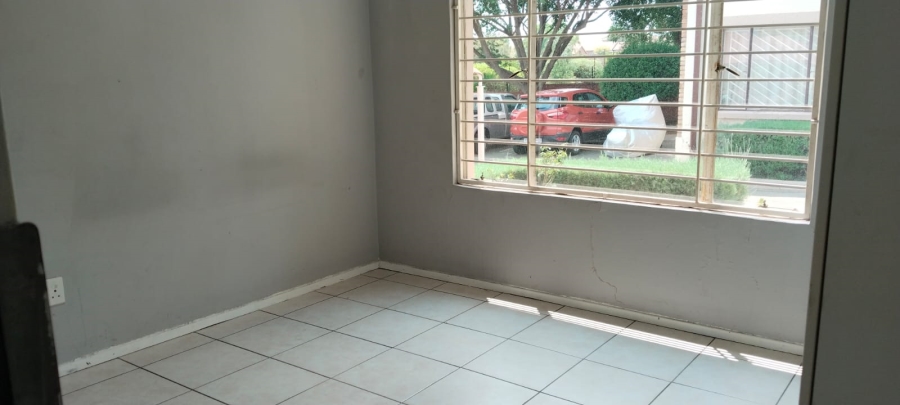 2 Bedroom Property for Sale in Wilgeheuwel Gauteng