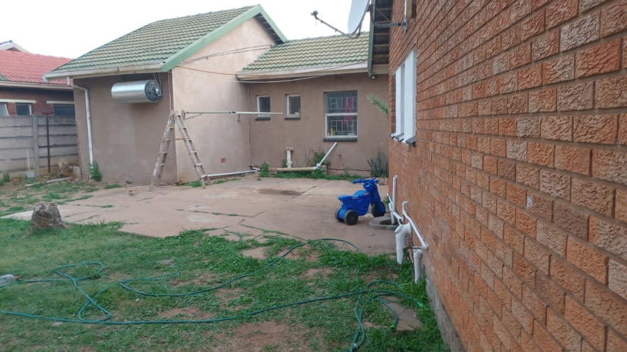 3 Bedroom Property for Sale in Lindo Park Gauteng