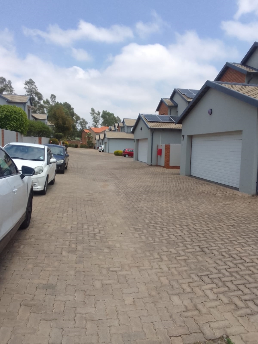 3 Bedroom Property for Sale in Honeydew Manor Gauteng