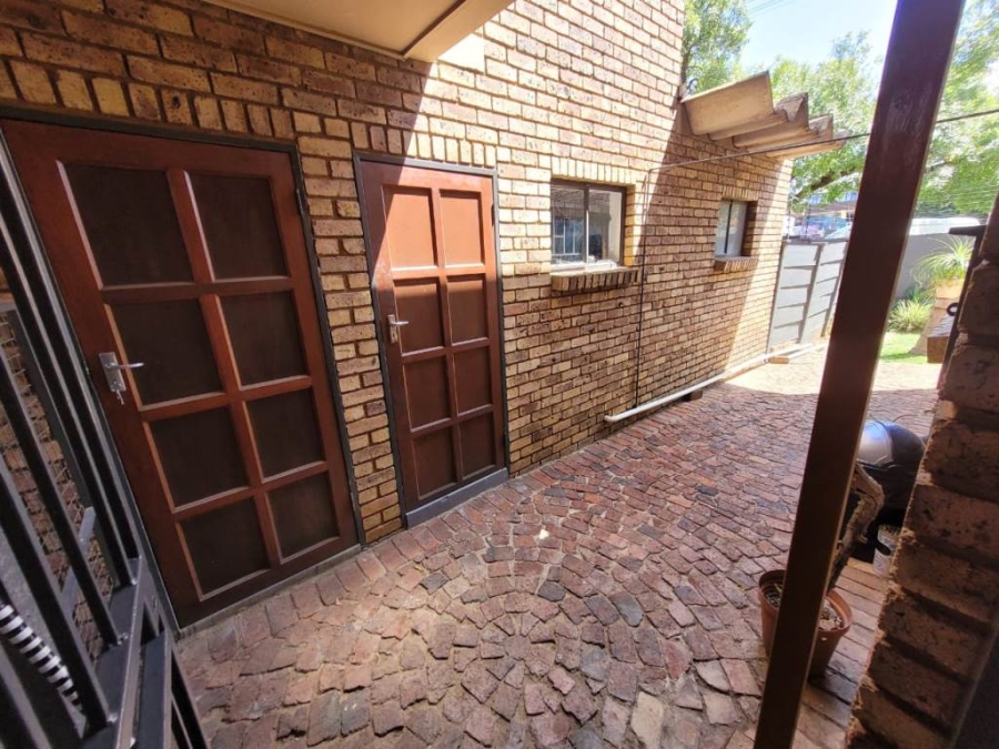 2 Bedroom Property for Sale in Waverley Gauteng