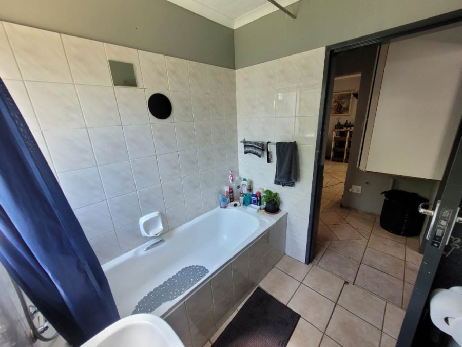 2 Bedroom Property for Sale in Waverley Gauteng