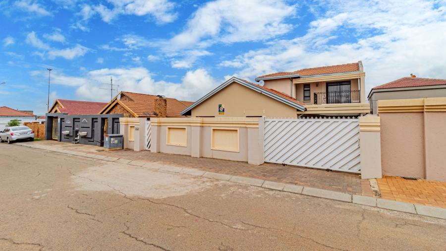 4 Bedroom Property for Sale in Alberante Gauteng