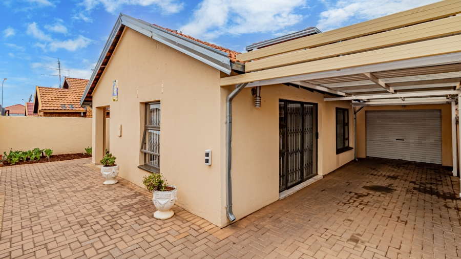 4 Bedroom Property for Sale in Alberante Gauteng