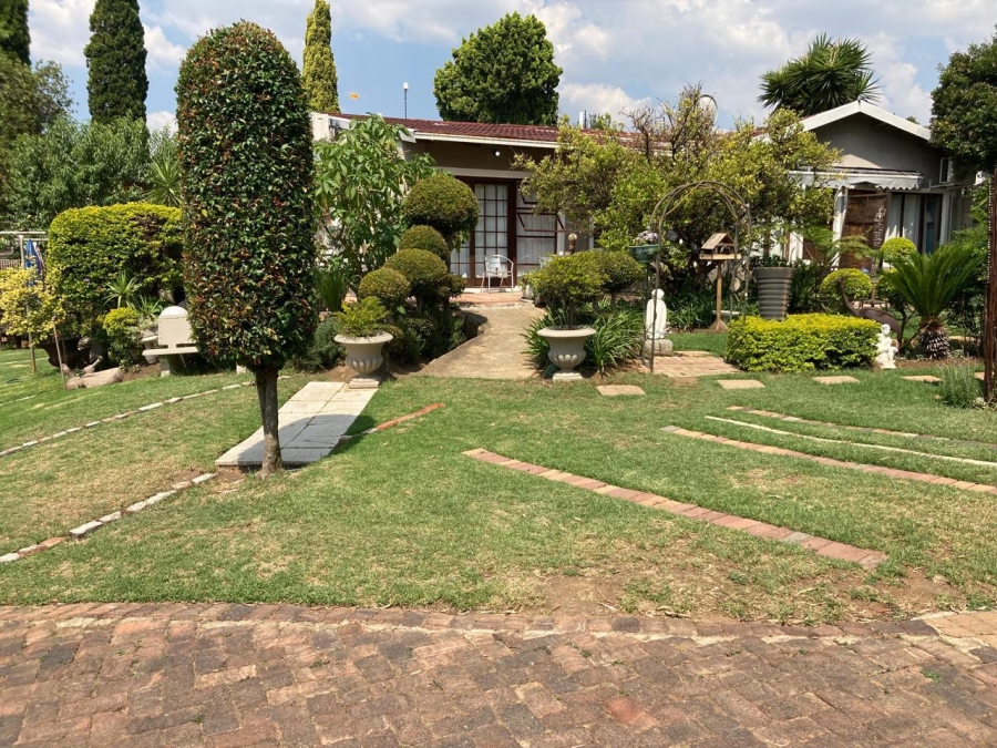 6 Bedroom Property for Sale in Edenvale Central Gauteng