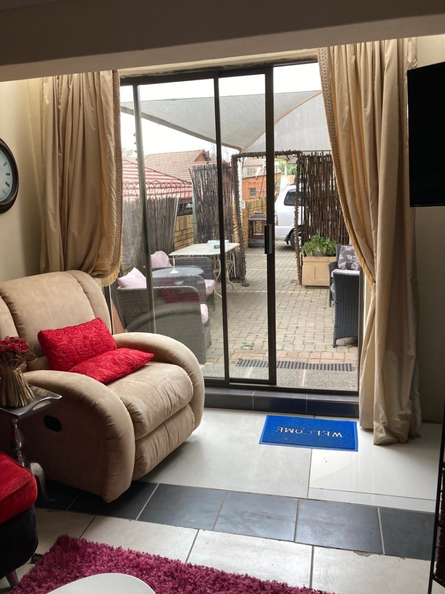 6 Bedroom Property for Sale in Edenvale Central Gauteng