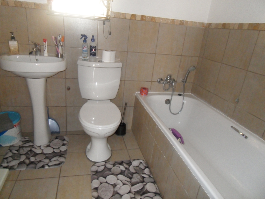 2 Bedroom Property for Sale in Vorna Valley Gauteng