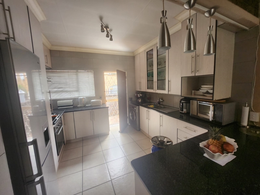 To Let 2 Bedroom Property for Rent in Albemarle Gauteng