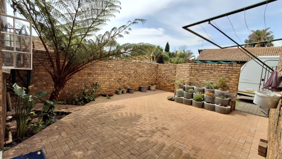 2 Bedroom Property for Sale in Doornpoort Gauteng