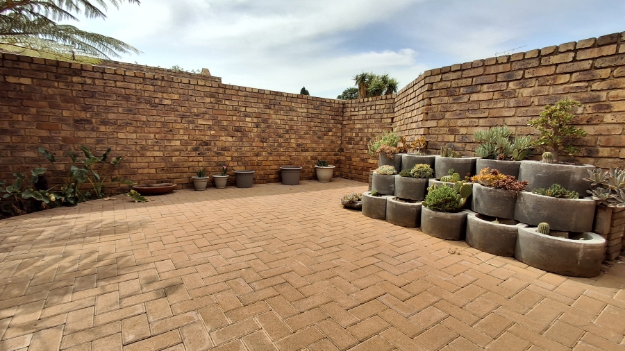 2 Bedroom Property for Sale in Doornpoort Gauteng