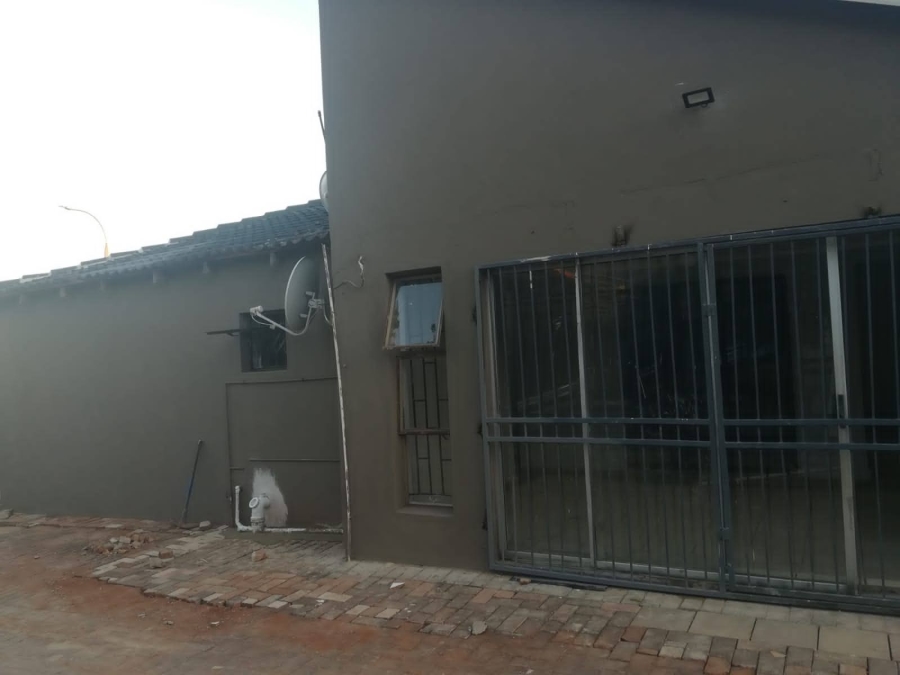 To Let 1 Bedroom Property for Rent in Birch Acres Gauteng