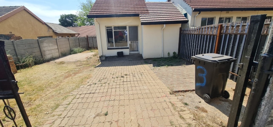 To Let 1 Bedroom Property for Rent in Esther Park Gauteng