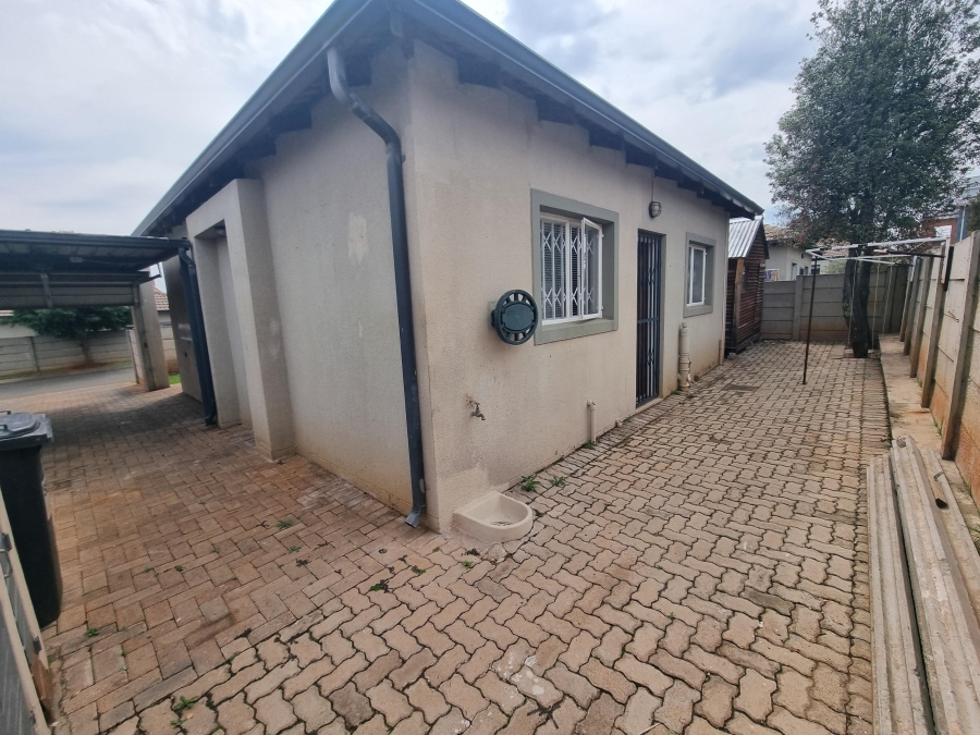 To Let 2 Bedroom Property for Rent in Amorosa Gauteng