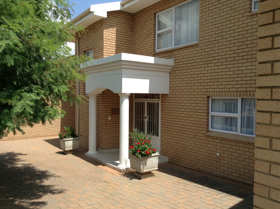 To Let 5 Bedroom Property for Rent in Silver Lakes Golf Estate Gauteng