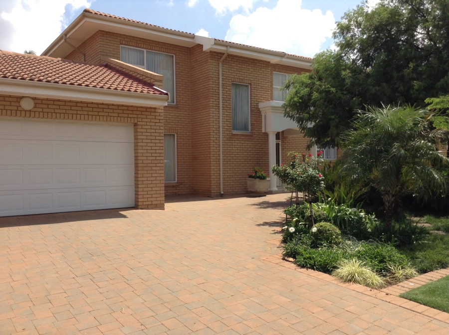 To Let 5 Bedroom Property for Rent in Silver Lakes Golf Estate Gauteng