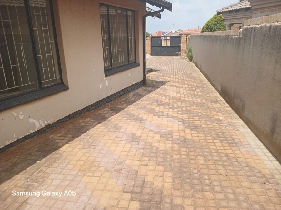 2 Bedroom Property for Sale in Protea North Gauteng