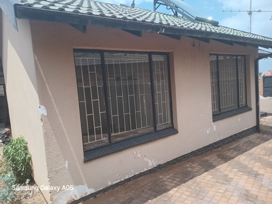 2 Bedroom Property for Sale in Protea North Gauteng