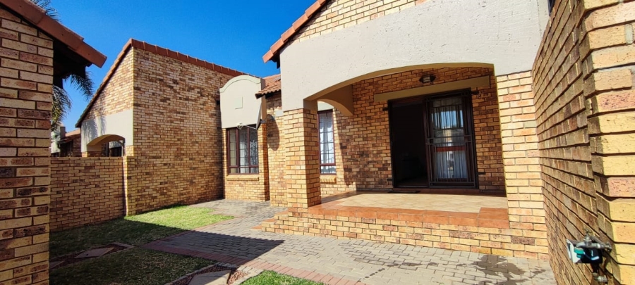 To Let 2 Bedroom Property for Rent in Monavoni Gauteng