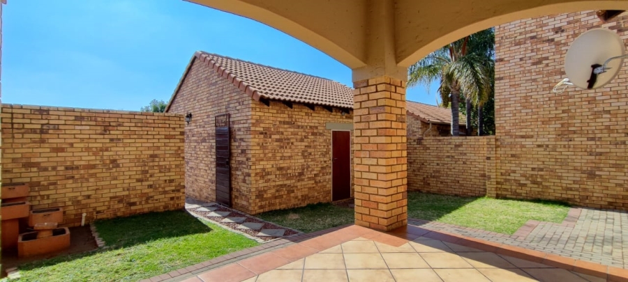 To Let 2 Bedroom Property for Rent in Monavoni Gauteng