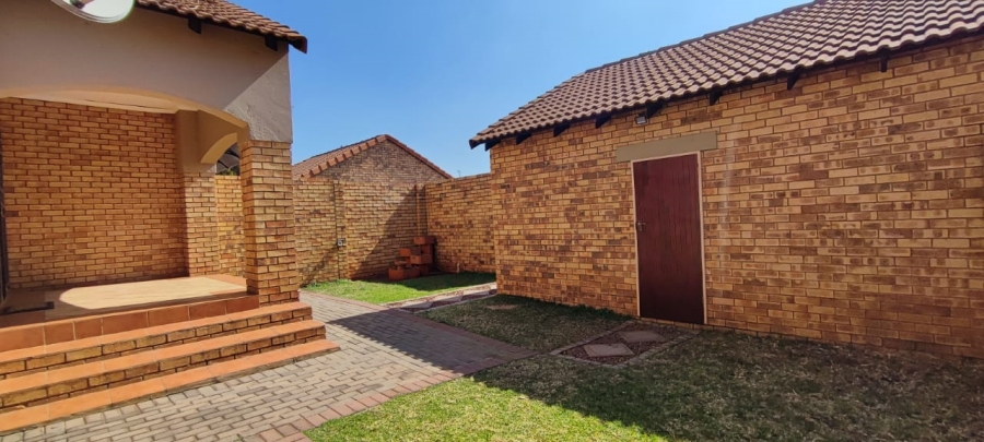 To Let 2 Bedroom Property for Rent in Monavoni Gauteng