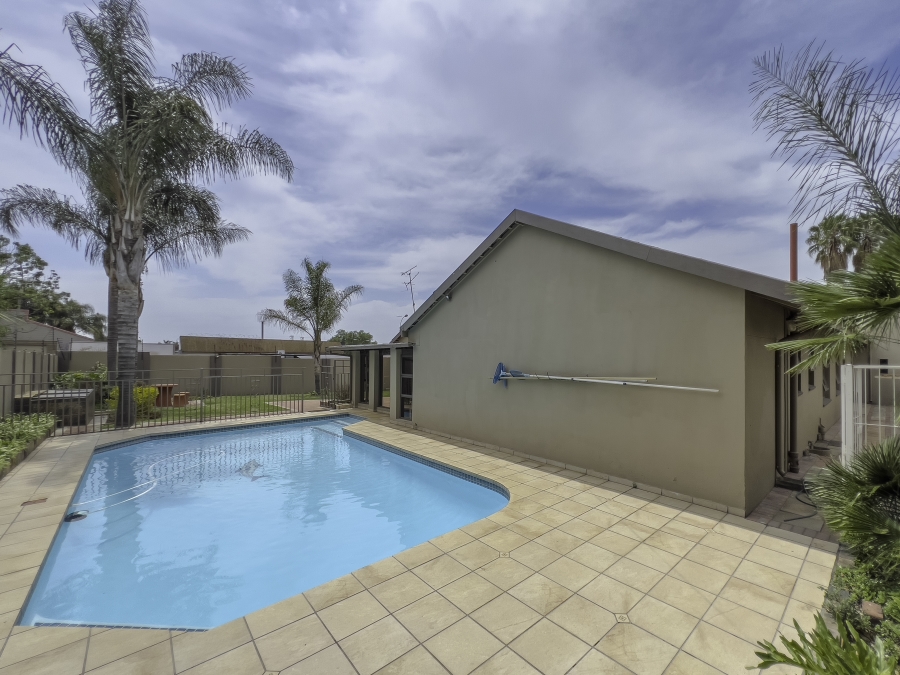 5 Bedroom Property for Sale in Van Riebeeck Park Gauteng