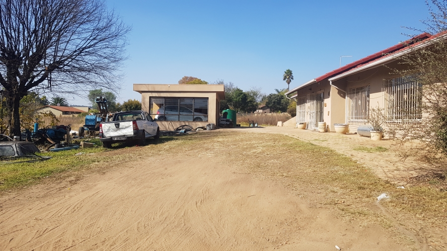 To Let 5 Bedroom Property for Rent in Buccleuch Gauteng